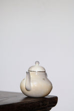 Load image into Gallery viewer, Chai Shao Si Ting Small Teapot / Sterling Silver Decorative Inlaid Butterfly Flowers.