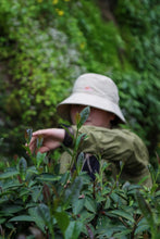 Load image into Gallery viewer, "Niu Lan Keng Qi Zhong" handmade by Mr. Wang Guoxing, the inheritor of the production skills of Wuyi Rock Tea (Da Hong Pao), the first batch of national intangible cultural heritage in Wuyishan City. Each can has Mr. Wang Guoxing's signature, which is of