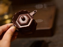 Load image into Gallery viewer, Tongxin She Teahouse Collection Recommendation: Dragon Blood Sand Monk's Cap Zisha Teapot (90cc Mini Size)