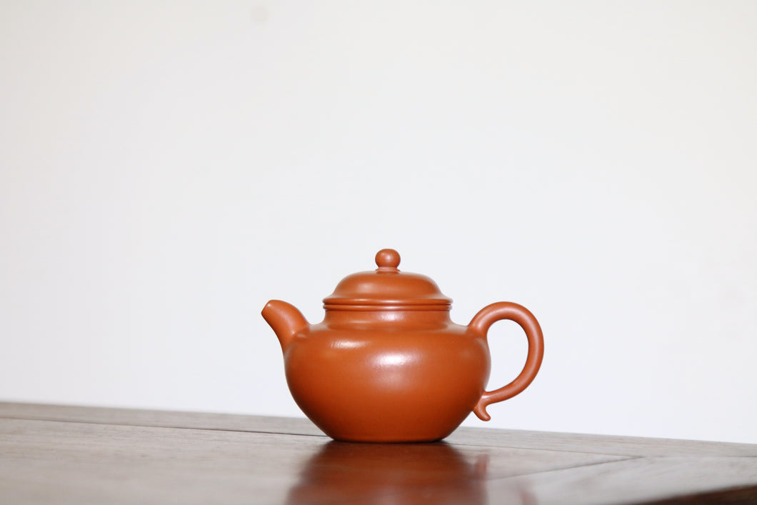 Tongxinshe Tea House cooperates with Mr. Xu Linfeng, a national arts and crafts artist, to bring you 3 fully handmade Zhou Pi Zhu Ni small purple clay teapots with a capacity of 110ml.