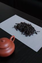 Load image into Gallery viewer, Tongxin She Teahouse | "Solitude" Huiyuan Keng Old Bush Shuixian: Sitting with Time, Meeting One's Inner Self。孤独