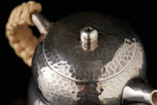 Load image into Gallery viewer, a "9999 mini gourd teapot" using silver as the medium. Capacity: about 65ml。
