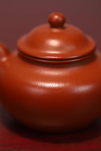 Load image into Gallery viewer, The Chinese Yixing purple clay teapot "Zhou Pi Zhu Ni Lotus Seed Teapot" is completely handmade.