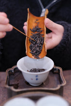 Load image into Gallery viewer, Treasured at Tongxinshe Teahouse: A Brew of 1998 Jiuqu Rou Gui Rock Tea