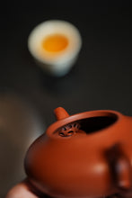 Load image into Gallery viewer, Curated by Tongxinshe Teahouse | Mini Chunquan Teapot: Timeless Antique Beauty Beyond Expectation‼️
"Aili · Chunquantang Mark" | 100ml Raw Ore Da Hong Pao Red Clay
Fully Handmade Antique Recreation by Master Wang Yajun