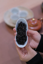 Load image into Gallery viewer, The limited-edition rock tea "Ku Mu Feng Chun Rou Gui" of Tongxin She Teahouse, to experience the charm of Wuyi rock tea.
