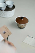 Load image into Gallery viewer, Selected by Tongxin She Teahouse
Sauce Glaze Gold & Silver Inlaid Orchid Courtyard Two-Piece Gaiwan