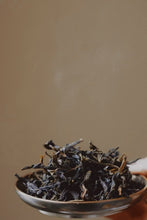 Load image into Gallery viewer, 2025 Tongxin She Teahouse: Phoenix Dancong "Xuepian Yashi Xiang" – The Stunning Culmination of Winter's Essence雪片鸭屎香