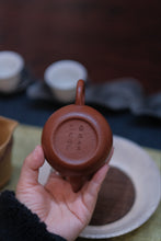 Load image into Gallery viewer, Treasures of Tongxin She Teahouse: Ye Xiangkun's Handmade Small Coal Kiln Zhuni Pear - shaped Teapot