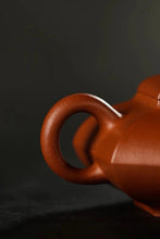 Load image into Gallery viewer, Tongxin She Teahouse Collection: Zhaozhuang Premium Small Red Clay · Shouzhuo Square Teapot (Pang Hongzhi's 120cc Handmade Work)