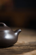 Load image into Gallery viewer, Treasure Recommendation of Tongxin She Teahouse: Master Xu Meiping's Han Tang Shi Piao Teapot