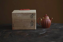 Load image into Gallery viewer, A Pot Embodies Ancient Rhymes, and Golden Ridges Reflect Blessings - The Limited Edition Purple Clay Pot of Tongxinshe Teahouse