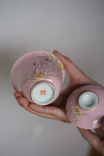 Load image into Gallery viewer, Jingdezhen hand-painted pastel swan gaiwan and teacup