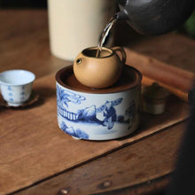 Load image into Gallery viewer, Seeking an Elegant Retreat, Treasuring a Piece of Ingenuity: The Beauty of Tongxin She Teahouse and the "Jiaolu Yi" Blue-and-White Pot Stand