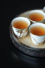 Load image into Gallery viewer, Tongxin She Teahouse Selection | Creamy White Gilded Bamboo Teacups Snow-white porcelain adorned with bamboo painted in gilded pigment.
A gilded rim encircles the cup, freezing tranquil time upon the vessel.