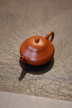 Load image into Gallery viewer, Tongxin She · Treasuring an Antique Ming‑Qing Lao Zhu Ni Pear‑Shaped Teapot, Brewing a Heart‑Touching Gongfu Tea