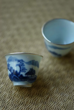 Load image into Gallery viewer, Set of 4 hand-painted blue and white landscape-wrapped silver teacups, capacity 30cc。