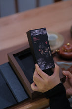 Load image into Gallery viewer, The limited-edition rock tea "Ku Mu Feng Chun Rou Gui" of Tongxin She Teahouse, to experience the charm of Wuyi rock tea.
