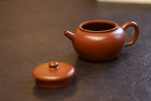 Load image into Gallery viewer, Tongxin Teahouse Teaware Recommendation Aged Red Clay Flat-Cover Lotus Seed Teapot | 150cc