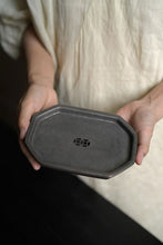 Load image into Gallery viewer, Tongxinshe Teahouse Recommends: Purple Clay Octagonal Four-legged Tea Boat – The Quiet Stability Hiding in the Tea Setting