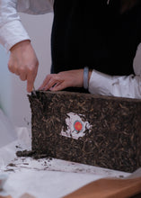 Load image into Gallery viewer, "Pu'er Tea for the 30th Anniversary of Shuangjiang: The Charm of Icelandic Tea, Warmth in Christmas"