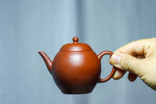 Load image into Gallery viewer, Teacher Ye Xiangkun made a traditional raw sand Zhu ni teapot, a replica of the Qing Dynasty goose egg-shaped teapot, with a capacity of 120cc, and there is only one of its kind.