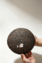 Load image into Gallery viewer, Aged Charm Nurtured in Storage, Premium Tea from Bulang—— 2007 Du Qiongzhi Signed Bulang Impression Ripe Pu'er Collected by Tongxin Teahouse