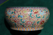 Load image into Gallery viewer, "enamel-colored tea washing bowl" from Jingdezhen. It is 16.5 cm in diameter and 8 cm in height, with a capacity of 1000 cc.