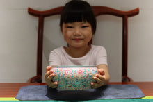 Load image into Gallery viewer, "enamel-colored tea washing bowl" from Jingdezhen. It is 16.5 cm in diameter and 8 cm in height, with a capacity of 1000 cc.