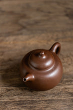 Load image into Gallery viewer, Recommendation of a Treasure in Tongxin She Teahouse: Gu Ting's "Gourde-shaped Teapot", a Shining Pearl in the World of Purple Sand Art