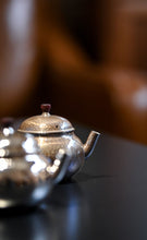 Load image into Gallery viewer, Tongxin She Teahouse Recommendation: Pushou Hall "Wendan Pure Silver Teapot" – A Masterpiece of Craftsmanship on the Tea Table文旦银壶。