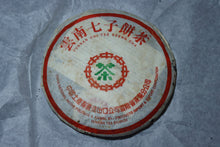 Load image into Gallery viewer, 2003 Pu'er sheng tea, customized by Ruan Dianrong, has a very comfortable pine smoke aroma, a rich and full Menghai flavor, and a sweet aftertaste, with a hint of rock sugar in the middle and back.