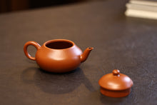 Load image into Gallery viewer, Tongxin She · Treasuring an Antique Ming‑Qing Lao Zhu Ni Pear‑Shaped Teapot, Brewing a Heart‑Touching Gongfu Tea