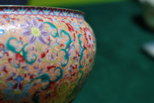 Load image into Gallery viewer, "enamel-colored tea washing bowl" from Jingdezhen. It is 16.5 cm in diameter and 8 cm in height, with a capacity of 1000 cc.