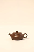 Load image into Gallery viewer, Copy of Mr. Jie Ming's work "Dwarf Pear" Capacity 150cc, old purple clay from the 1970s Zisha Factory