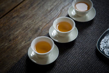 Load image into Gallery viewer, 2003 Pu'er sheng tea, customized by Ruan Dianrong, has a very comfortable pine smoke aroma, a rich and full Menghai flavor, and a sweet aftertaste, with a hint of rock sugar in the middle and back.