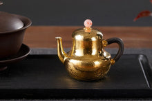 Load image into Gallery viewer, 9999 sterling silver &quot;Siting Mini&quot; sterling silver teapot with a capacity of only 70ml. The Siting mini teapot is made of gold-plated and purple leather.

