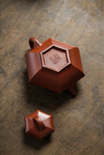 Load image into Gallery viewer, Tongxin She Teahouse Collection: Zhaozhuang Premium Small Red Clay · Shouzhuo Square Teapot (Pang Hongzhi's 120cc Handmade Work)