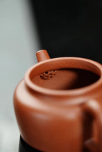 Load image into Gallery viewer, Tongxin She Teahouse Collection · Zhou Yun's Handmade Zhaozhuang Raw Sand Zhu Ni Dezhong Teapot