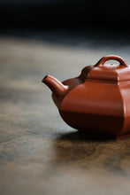 Load image into Gallery viewer, Tongxin She Teahouse Collection: Zhaozhuang Premium Small Red Clay · Shouzhuo Square Teapot (Pang Hongzhi's 120cc Handmade Work)