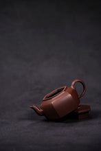 Load image into Gallery viewer, Liufang Palace Lantern Teapot, your tea banquet is still missing such an elegant and delicate square teapot.