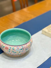 Load image into Gallery viewer, "enamel-colored tea washing bowl" from Jingdezhen. It is 16.5 cm in diameter and 8 cm in height, with a capacity of 1000 cc.