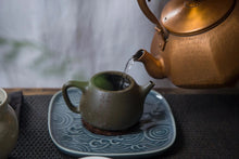Load image into Gallery viewer, 2003 Pu'er sheng tea, customized by Ruan Dianrong, has a very comfortable pine smoke aroma, a rich and full Menghai flavor, and a sweet aftertaste, with a hint of rock sugar in the middle and back.
