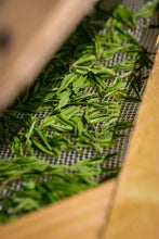 Load image into Gallery viewer, Tongxin She Teahouse: Tracing the Source of Premium West Lake Longjing Tea, Customizing the Supreme Flavor of Spring Tea