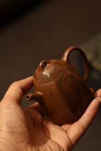 Load image into Gallery viewer, A Treasured Purple Clay Vessel, A Wonderful Realm of Zen Tea——Appreciation of the Hexagonal Qinquan Teapot with Engraving of Patriarch Bodhidharma in Tongxinshe Teahouse Collection