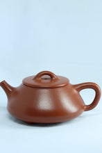 Load image into Gallery viewer, Tongxinshe Collection | A Flat-lid Shipiao Teapot, Embodying the Essence of Yixing Clayware平盖石瓢