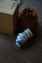 Load image into Gallery viewer, Set of 4 hand-painted blue and white landscape-wrapped silver teacups, capacity 30cc。