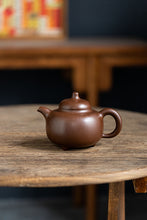 Load image into Gallery viewer, Recommendation of a Treasure in Tongxin She Teahouse: Gu Ting's "Gourde-shaped Teapot", a Shining Pearl in the World of Purple Sand Art
