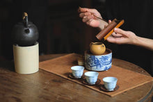 Load image into Gallery viewer, Seeking an Elegant Retreat, Treasuring a Piece of Ingenuity: The Beauty of Tongxin She Teahouse and the "Jiaolu Yi" Blue-and-White Pot Stand