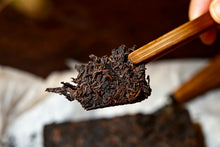 Load image into Gallery viewer, Tongxin‑She Collection | 1999 Bishengxiang Custom‑made 1kg White‑paper Ripe Puerh Brick
